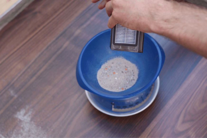 Контейнер для пыли опорожняется после теста на всасывание песка.